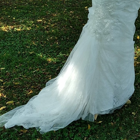 Jewel by Davids Bridal 10 wedding dress 👰 - Picture 3 of 9